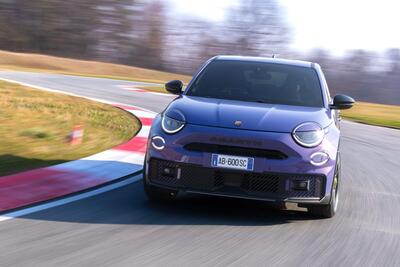 Abarth 600e: lo spot con il poliziotto sospettoso...