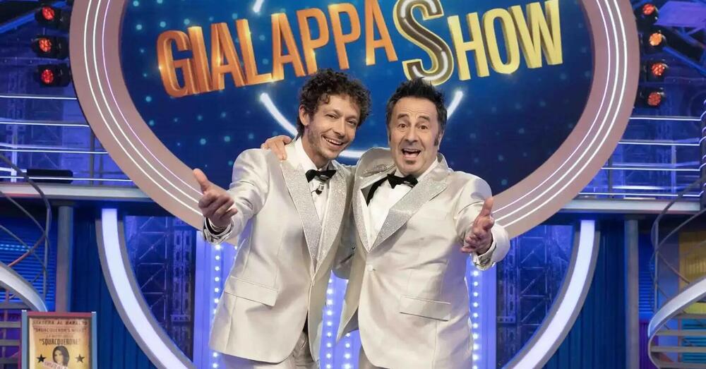 Valentino Rossi al GialappaShow: Marquez e Stoner cogli*ni? &ldquo;Non posso dirlo&rdquo;. Poi Paola e Chiara, il sesso con i robot, il calcio a Sepang e&hellip;