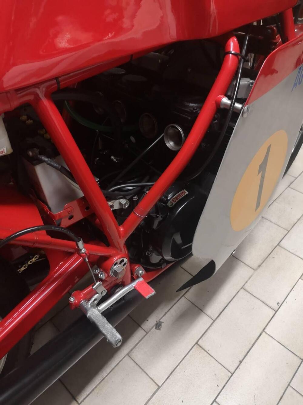 MV Agusta 4 cilindri motore kawasaki 550 (7)