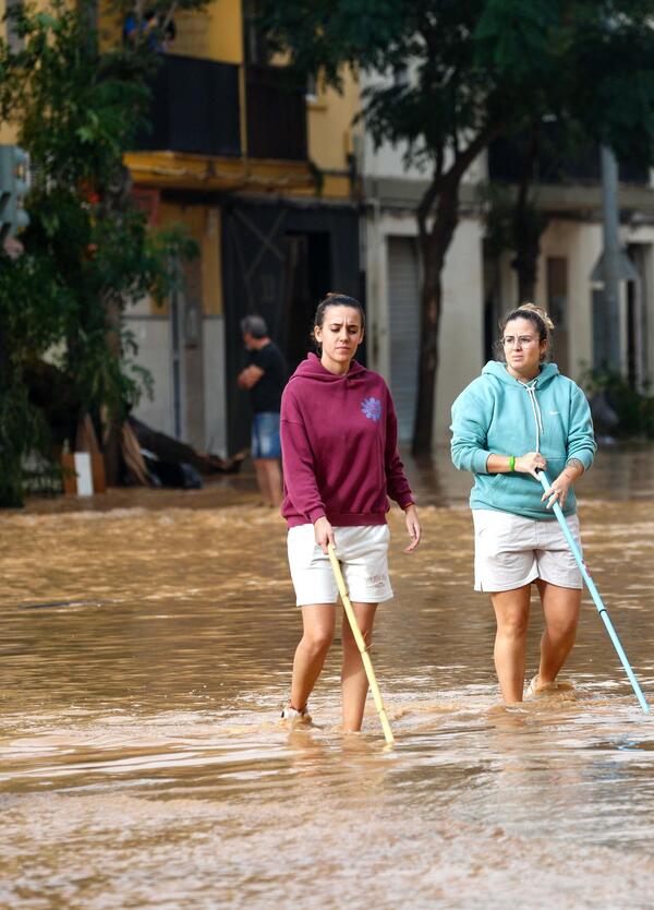 Ma davvero basta paragonare due alluvioni a Valencia (oggi e nel 1957) per sostenere che il cambiamento climatico non c&rsquo;entra? Una lezione per i politici come Rizzo e i negazionisti 