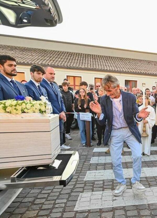 &Egrave; giusto che nonno Gino balli la techno al funerale del nipote Kevin Gentilin, morto a 15 anni in un incidente stradale? S&igrave;, perch&eacute; &quot;Dio vuole distruggerci e noi gli balliamo in faccia...&quot;