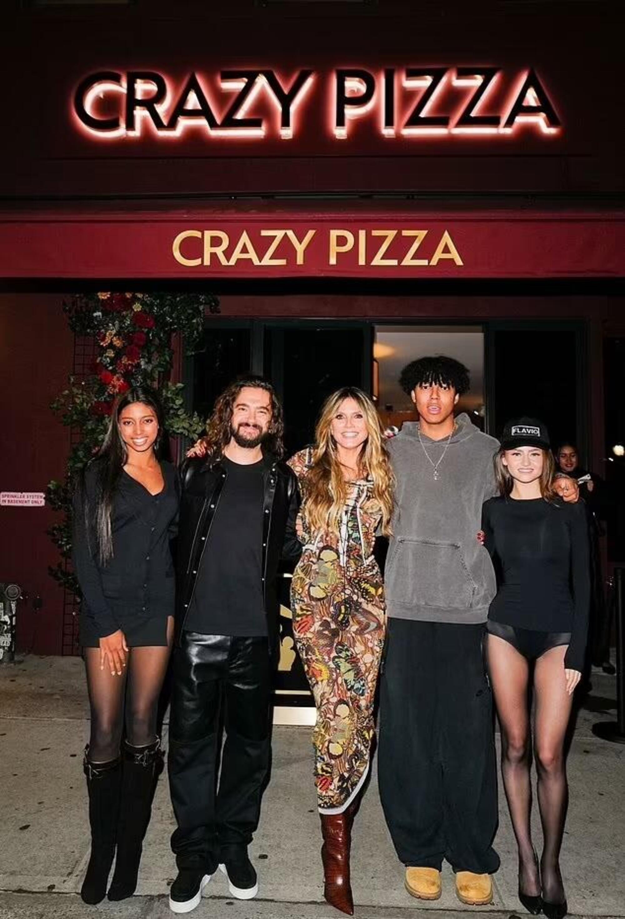 Leni Klum (a destra) all&#039;inaugurazione del Crazy Pizza di New York