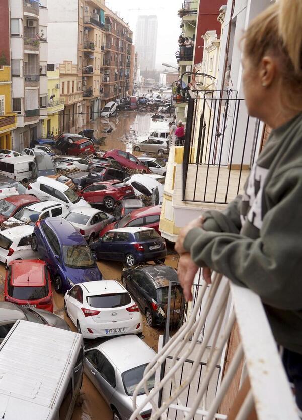 Alluvioni a Valencia e in Emilia, il grido di Ultima Generazione sul cambiamento climatico diventa il film &ldquo;Come se non ci fosse domani&rdquo;. Intervista esclusiva ai registi Matteo Keffer e Riccardo Cremona