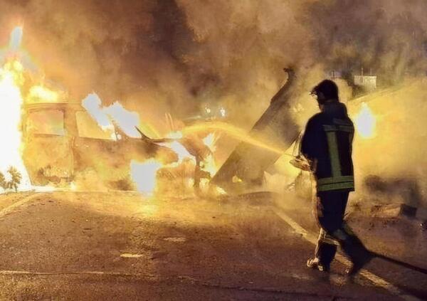 Auto rubate e incendiate per bloccare la strada e fucili d&#039;assalto: maxi rapina al magazzino Dhl hub di Piacenza, tra furgoni che sfondano l&rsquo;ingresso e scene da film