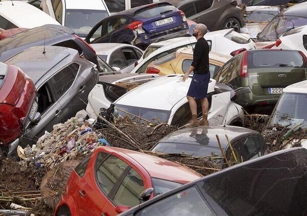 Valencia, perch&eacute; cos&igrave; tanti sono morti in auto durante l&#039;alluvione? I parcheggi cimitero e l&#039;orrore scoperto dei sub: &ldquo;Centomila veicoli coinvolti&rdquo;