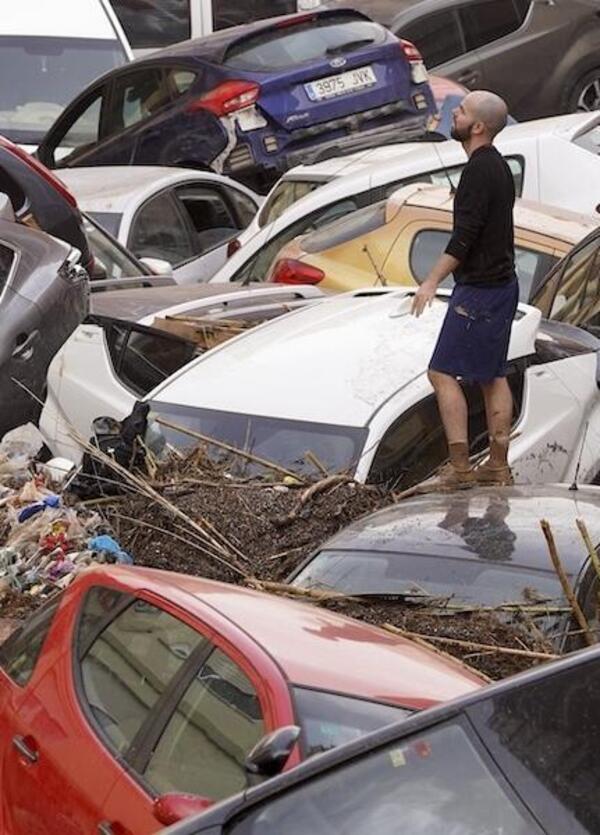 Valencia, perch&eacute; cos&igrave; tanti sono morti in auto durante l&#039;alluvione? I parcheggi cimitero e l&#039;orrore scoperto dei sub: &ldquo;Centomila veicoli coinvolti&rdquo;