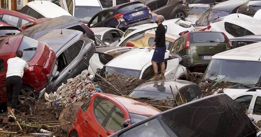 Valencia, perch&eacute; cos&igrave; tanti sono morti in auto durante l&#039;alluvione? I parcheggi cimitero e l&#039;orrore scoperto dei sub: &ldquo;Centomila veicoli coinvolti&rdquo;