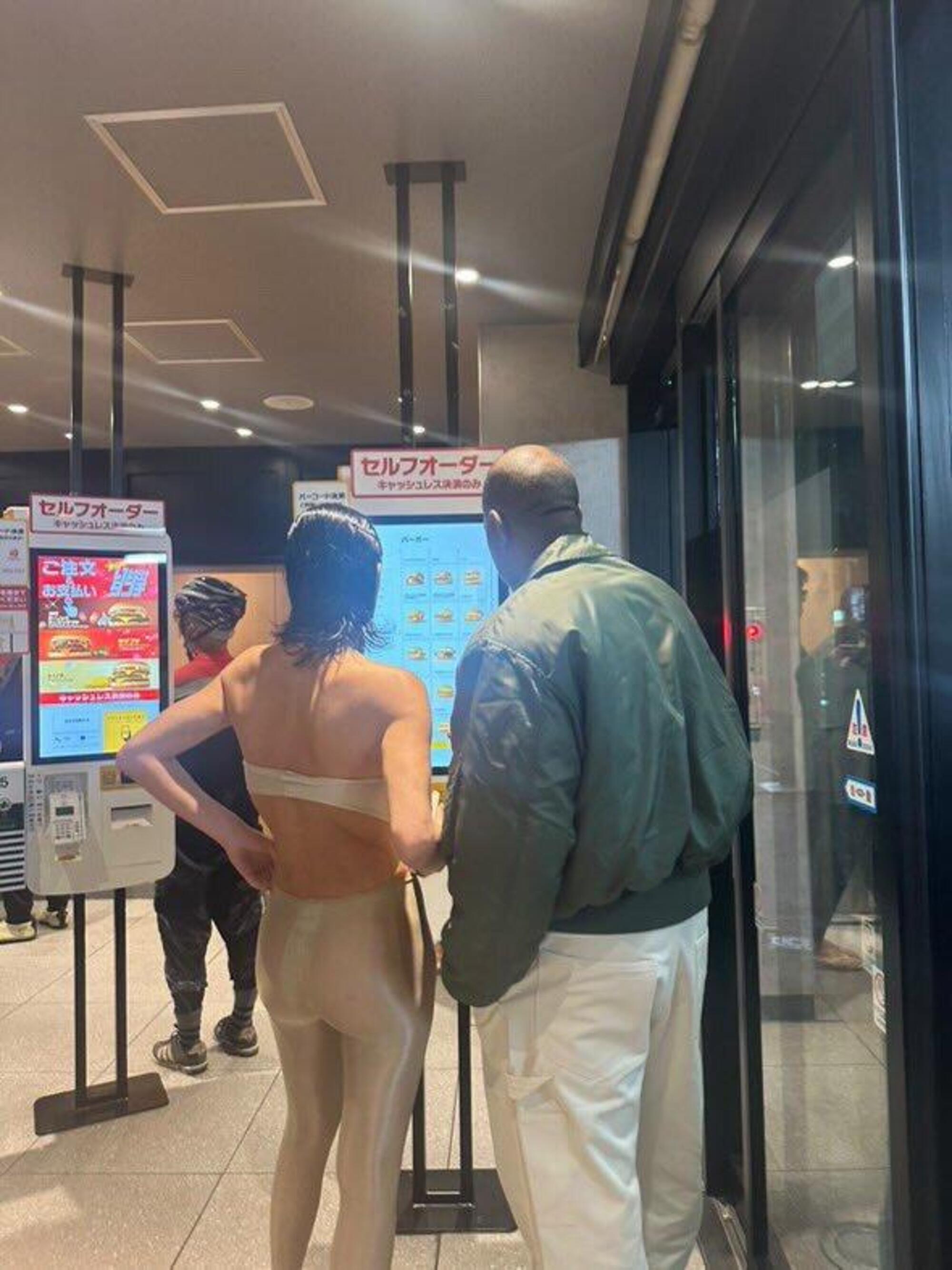 Bianca Censori con Kanye West in un McDonald&#039;s di Tokyo