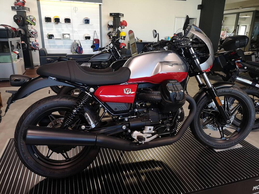 Moto Guzzi V7 Stone Corsa (2023 - 25) (2)