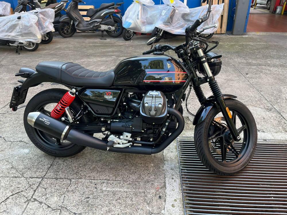 Moto Guzzi V7 Stone Special Edition (2022 - 25) (3)