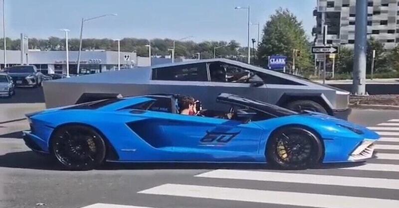 La Drag Race improvvisata fra un Cybertruck e Lambo Aventador... finisce male [VIDEO]