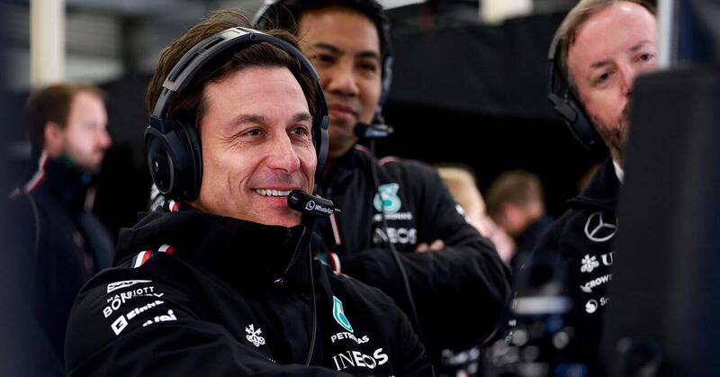 F1. Toto Wolff e l&#039;addio di Hamilton per la Ferrari: &quot;L&#039;avessi saputo prima, avrei potuto portare Leclerc in Mercedes&quot;. E quella telefonata di Carlos Sainz Senior...