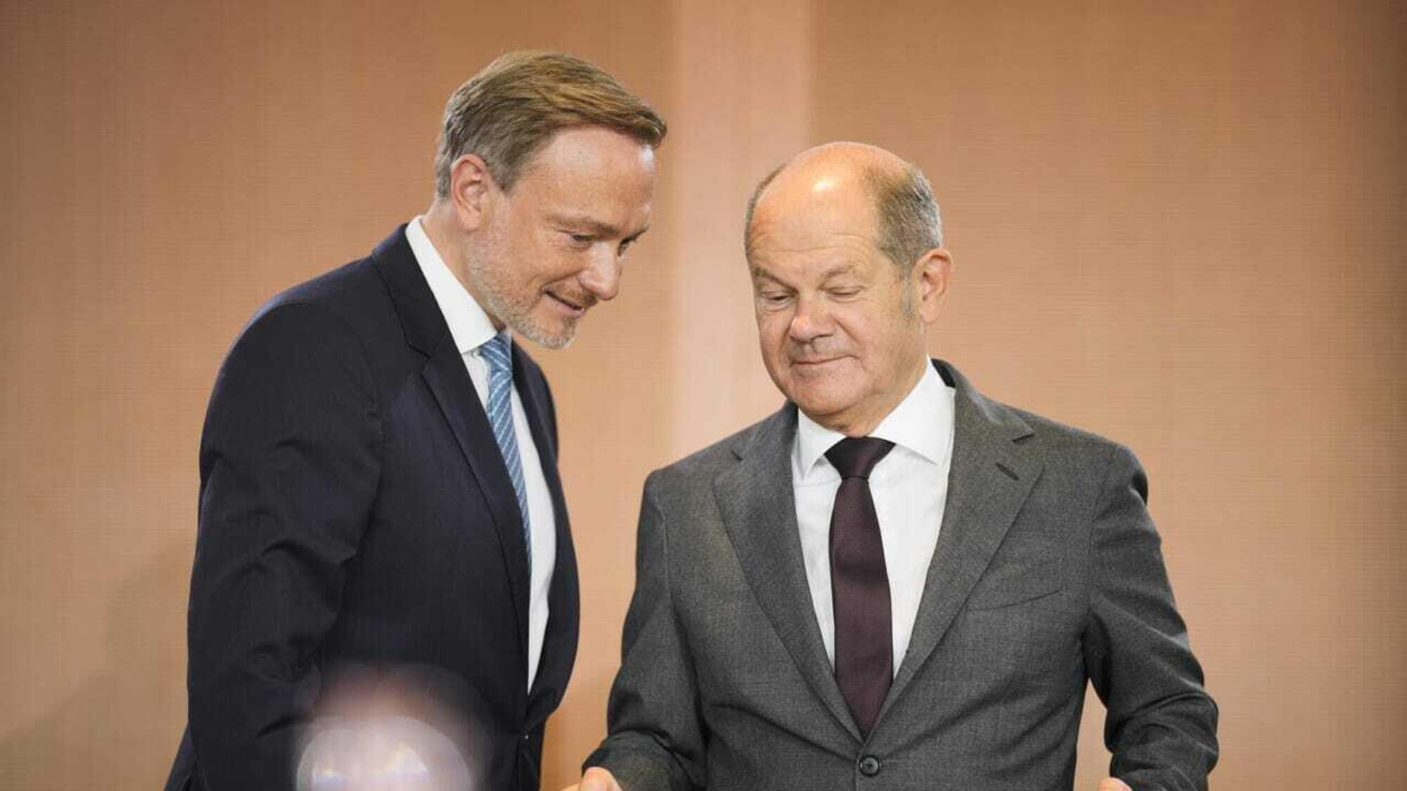 Olaf Scholz ha licenziato il ministro delle finanze Christian Lindner, aprendo di fatto una crisi di governo in Germania 