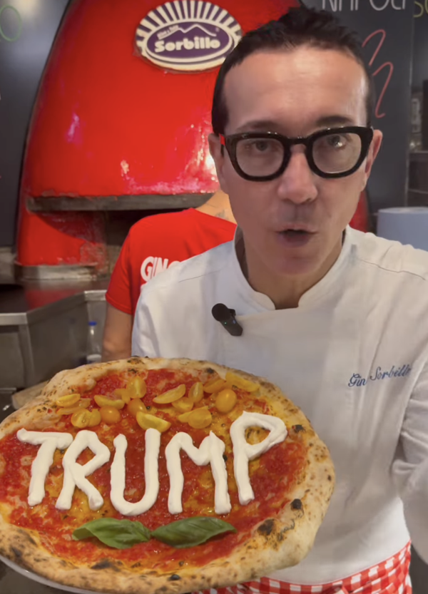 Gino Sorbillo, arriva la pizza dedicata a Trump presidente Usa: &ldquo;Me lo avete chiesto in tanti e ora&hellip;&rdquo; Ecco gli ingredienti e come ha reagito il web