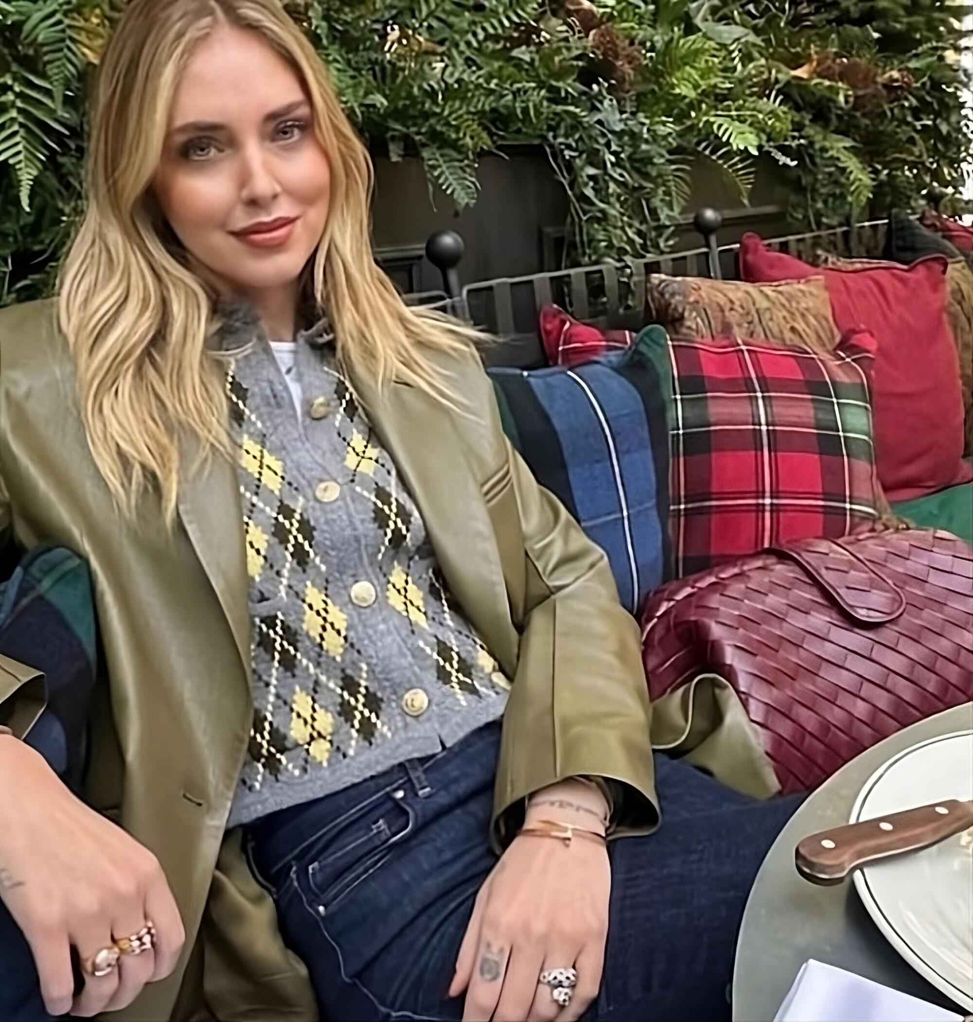 Chiara Ferragni con la maglia Zara e la borsa Bottega Veneta