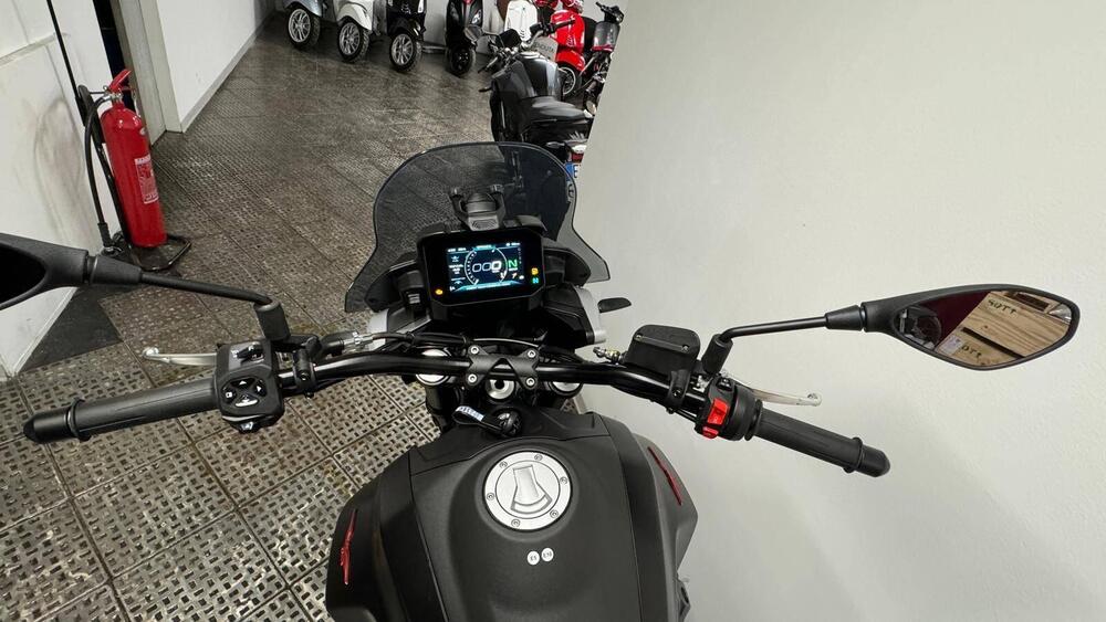 Moto Guzzi V85 Strada (2024 - 25) (5)