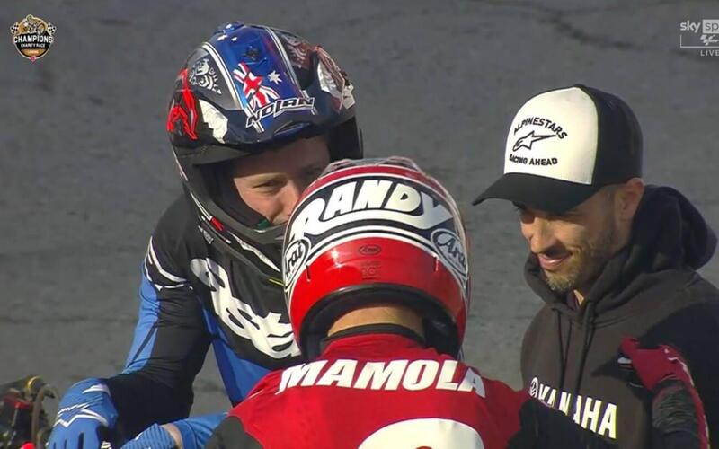 Melandri vs Capirossi, Stoner who makes Eicma enjoy before falling, Bayliss and Mamola like in the old days: everything about the crazy Champions Charity Race – MOW