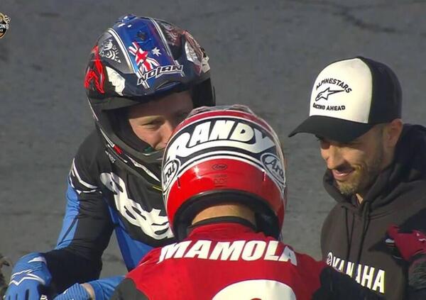 Melandri vs Capirossi, Stoner che fa godere Eicma prima di cadere, Bayliss e Mamola come ai vecchi tempi: tutto sulla pazzesca Champions Charity Race 