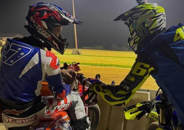 [VIDEO] S&igrave;, &egrave; tutto vero: Valentino Rossi e Casey Stoner si sono sfidati al Ranch, ma questa volta come fanno gli uomini