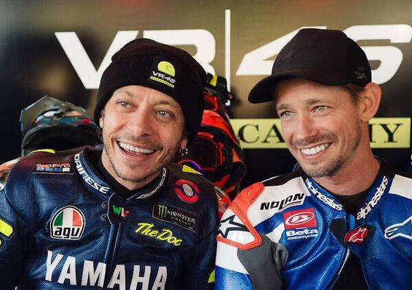 Sei minuti di poesia sul canale YouTube di Valentino Rossi al Ranch con Casey Stoner: &ldquo;Vuoi fare un giro come nel vero flat track?&rdquo; [VIDEO]