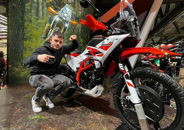 KTM 390 Adventure R 2025, pronta ai rally: ora con cerchio anteriore da 21 pollici. EICMA 2024 [VIDEO]