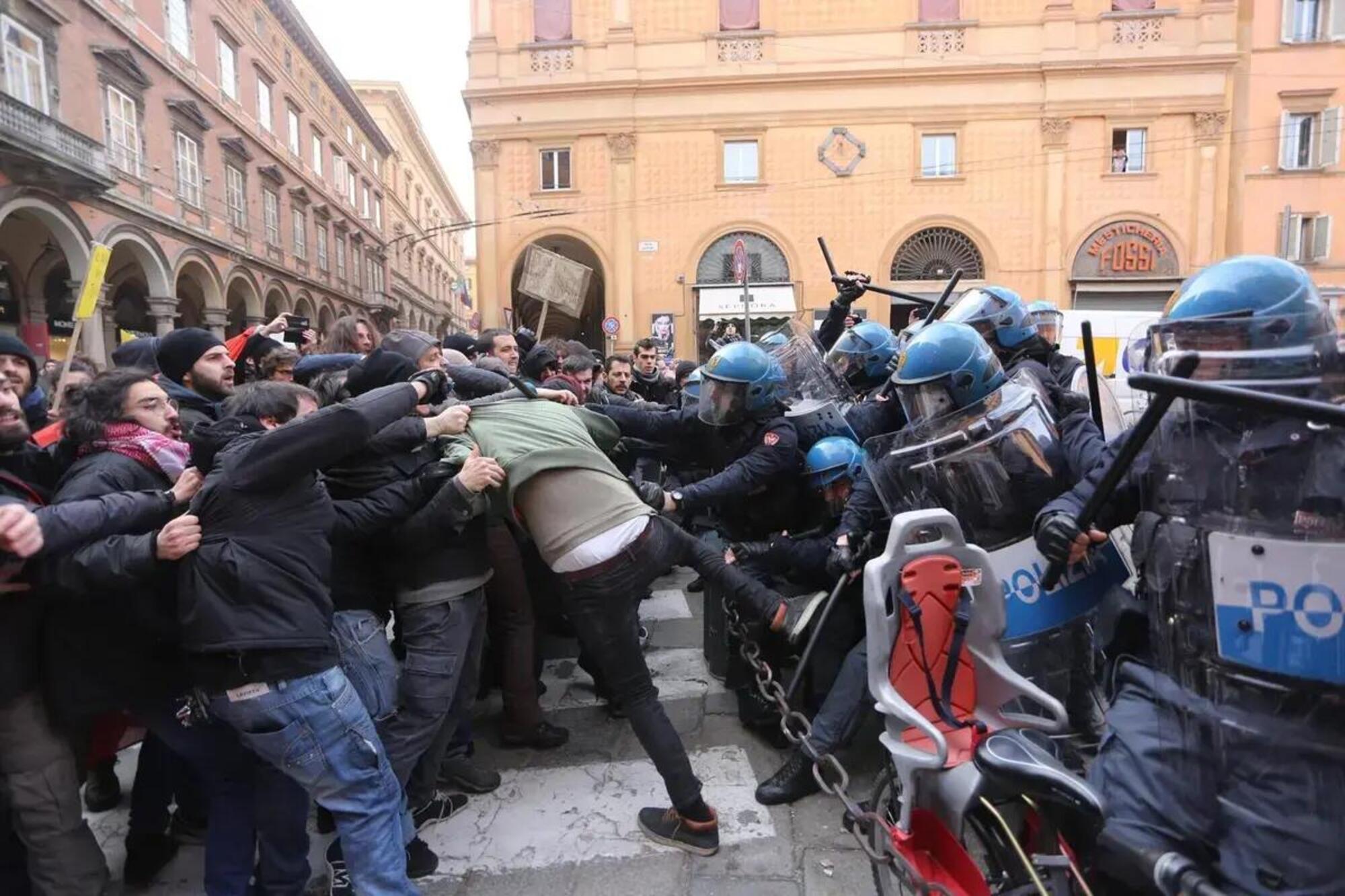 Gli scontri avvenuti a Bologna