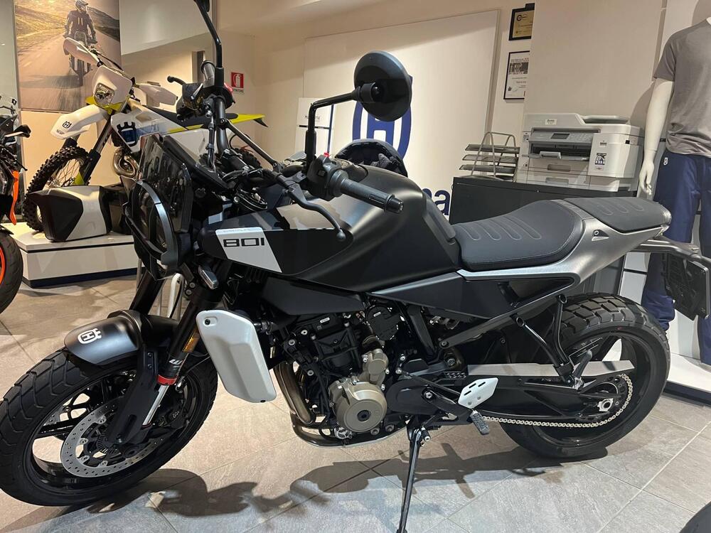 Husqvarna Svartpilen 801 (2024 - 25) (2)