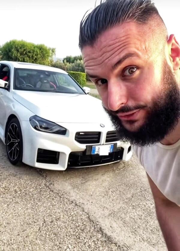 Ok, ma chi caz*o &egrave; Andrea Petrini, il meccanico influencer che spiega come evitare truffe, problemi di motori e risparmiare soldi con le auto usate? E sulla perdita del valore delle Tesla di Elon Musk... [VIDEO]