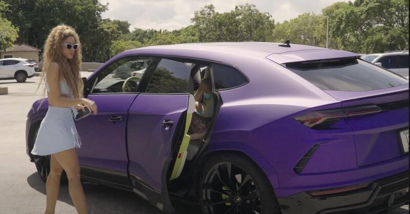 Shakira e la sua Lamborghini Urus si separano: ha beccato un marciapiede e la regala ai suoi fan