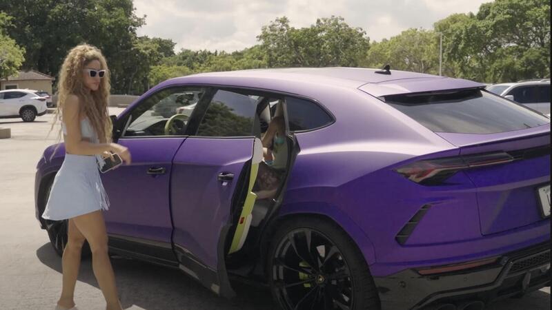 Shakira e la sua Lamborghini Urus si separano: ha beccato un marciapiede e la regala ai suoi fan