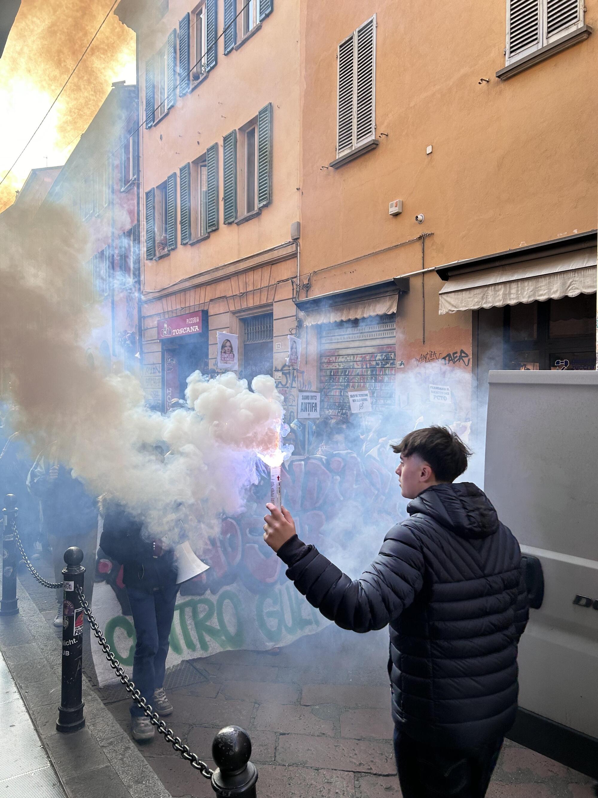 Il corteo al No Meloni Day di Bologna