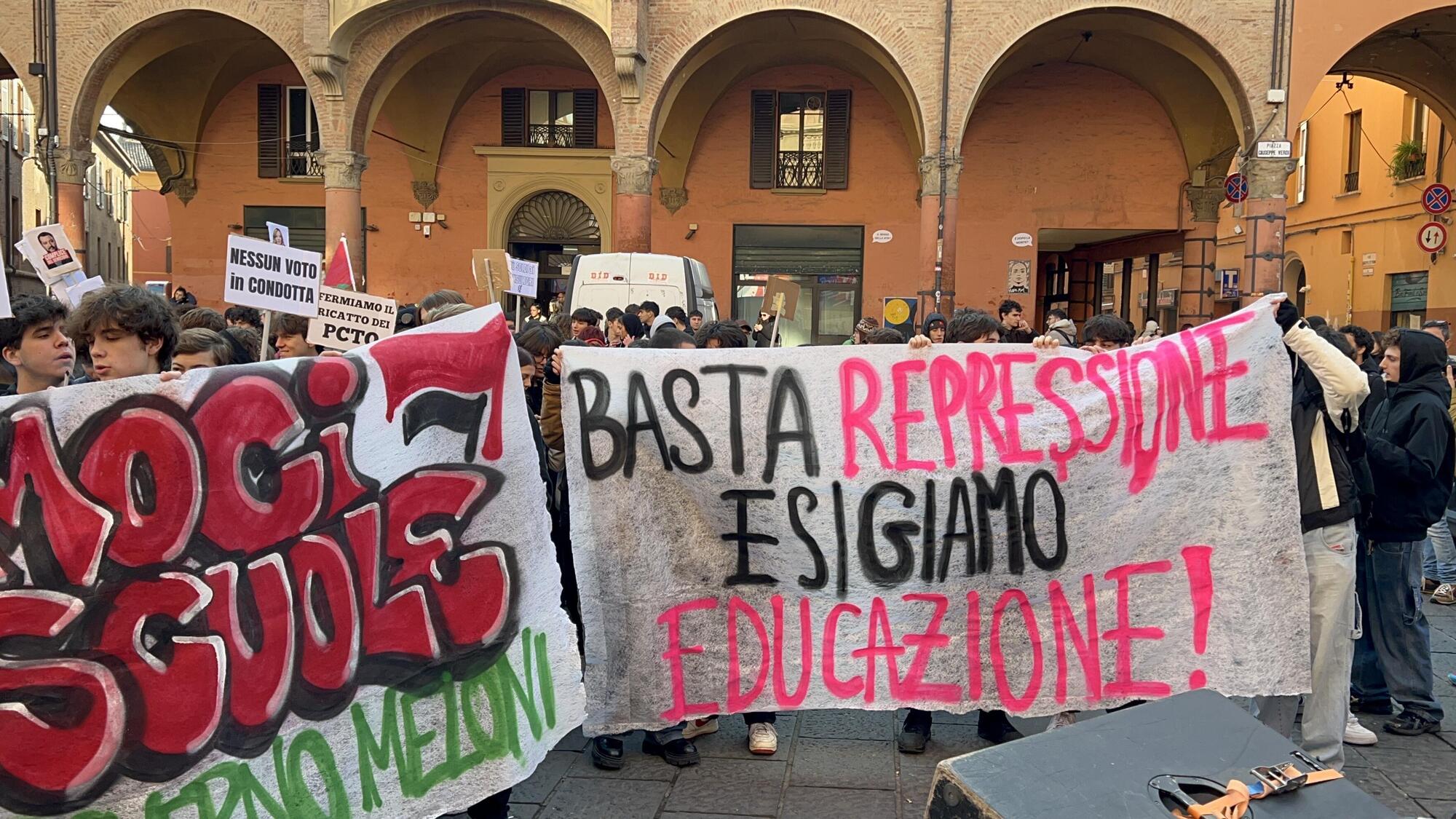 Il corteo al No Meloni Day di Bologna