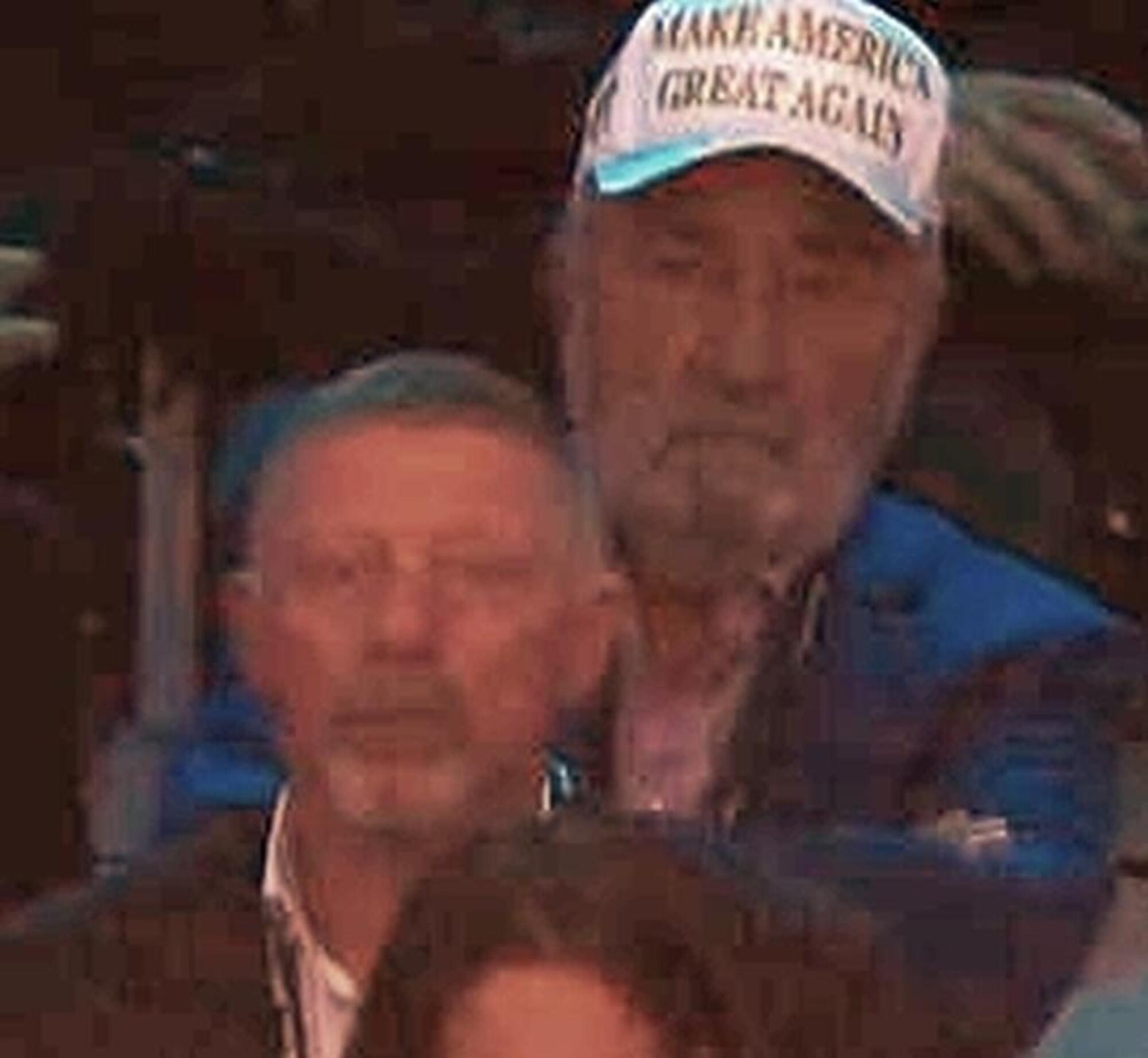 Ion Tiriac con il cappello Make America Great Again vicino a Boris Becker mentre guarda Jannik Sinner