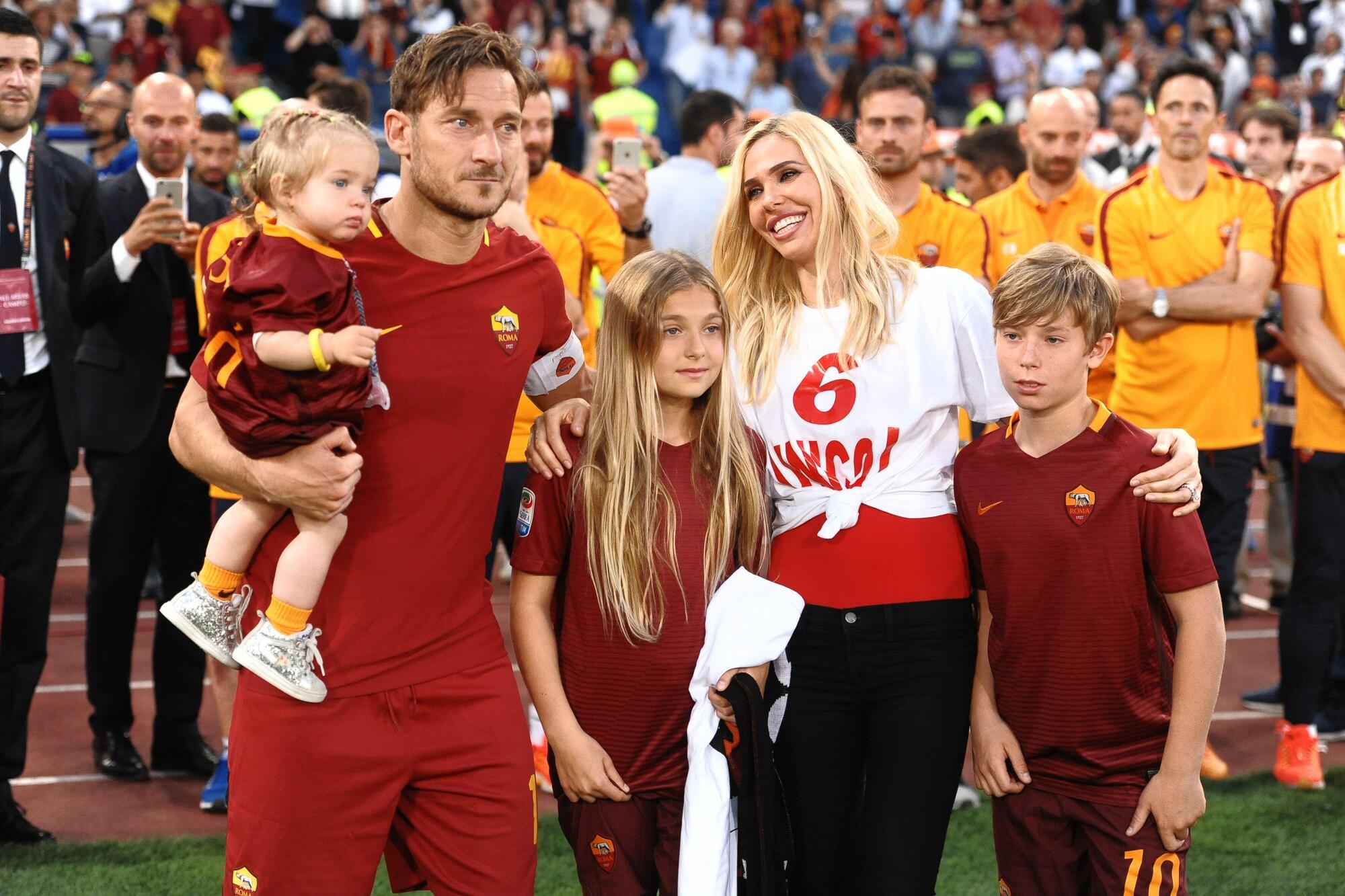 Ilary Blasi e Francesco Totti con i figli