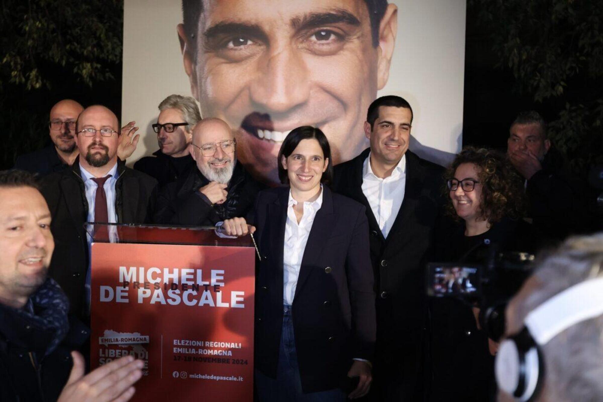 Elly Schlein con Stefano Bonaccini e Michele De Pascale, che ha vinto le elezioni regionali in Emilia-Romagna 