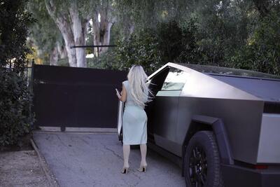 Il Tesla Cybercab e l'incontro ravvicinato con Kim Kardashian