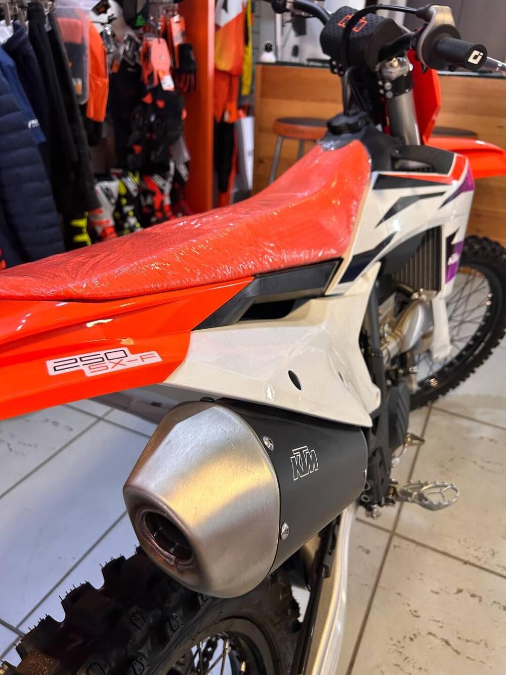 KTM 250 SX-F (2024) (4)