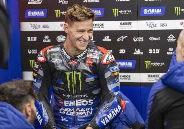 Fabio Quartararo ha dei buoni motivi per ridere: &quot;Con la Yamaha 2025 fare il pilota non mi sembra pi&ugrave; un lavoro. Babbo Natale? &Egrave; gi&agrave; passato l&#039;anno scorso da noi...&quot;