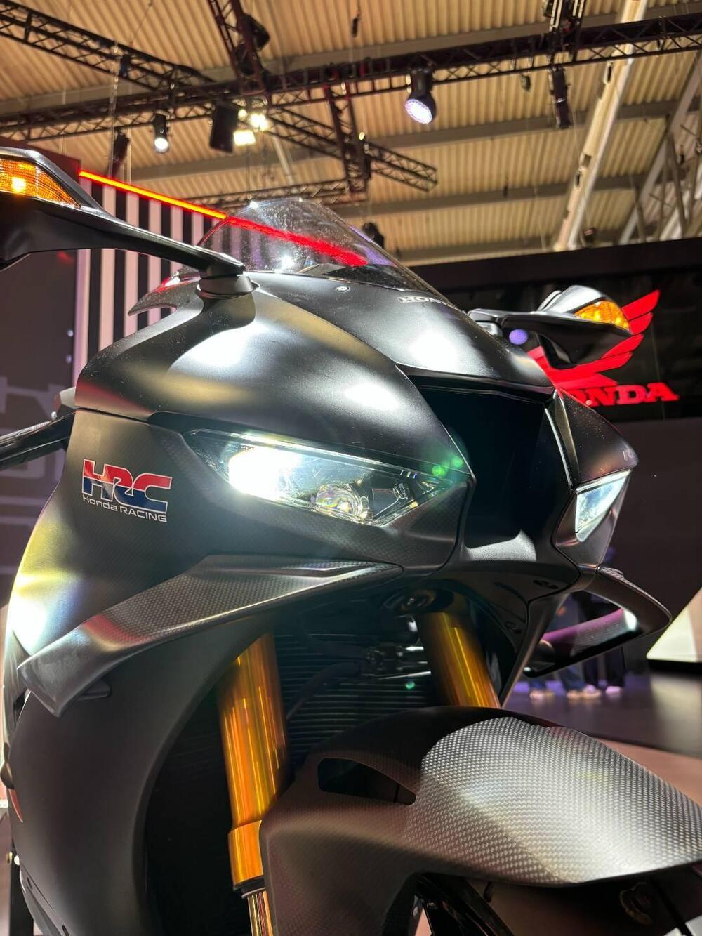 Honda CBR 1000 RR-R Fireblade SP Carbon Edition (2024 - 25) (3)
