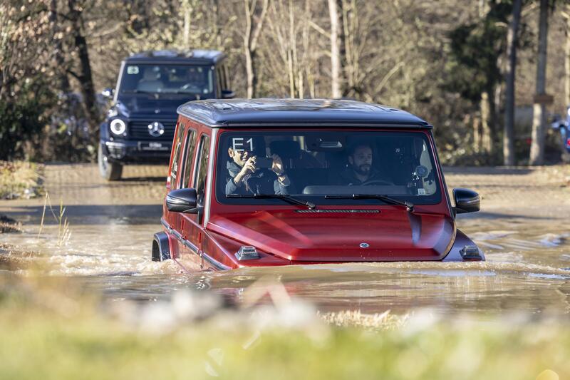 La Mercedes G580 pu&ograve; guardare fino a 85 cm d&#039;acqua