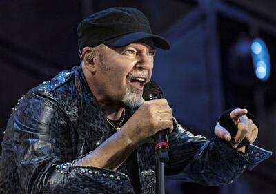 Vasco Rossi prova il robotaxi Waymo: "&Egrave; il futuro"