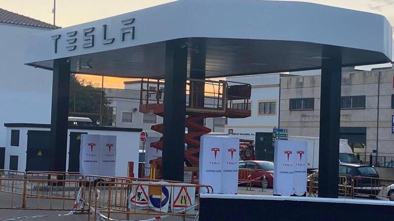 Tesla compra una stazione di benzina Shell e la trasforma in un Supercharger