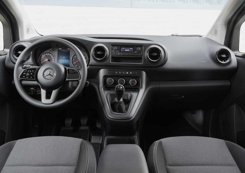 Mercedes-Benz eCitan Tourer (2023-->>) (10)