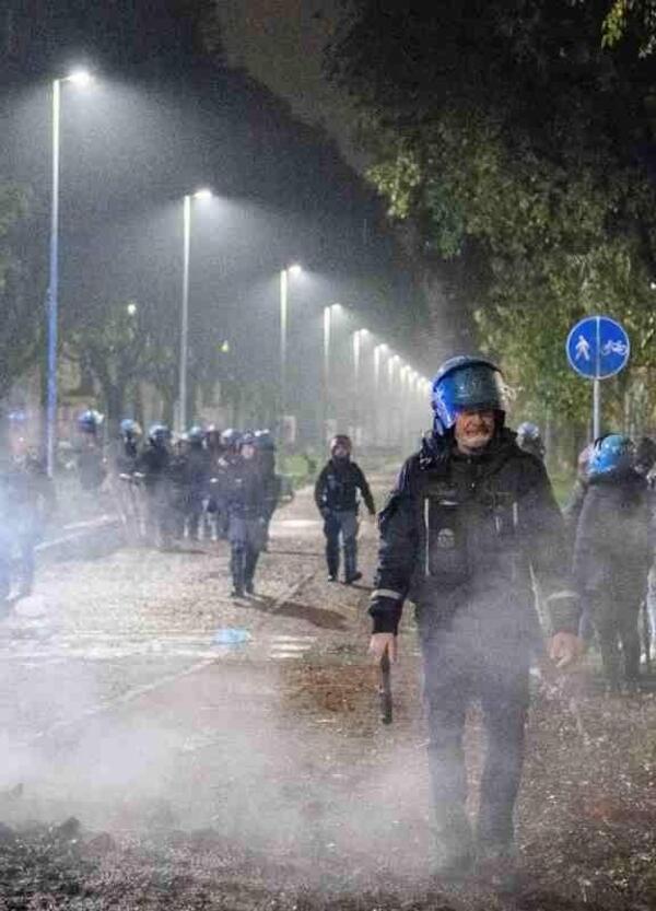 Esplodono anche a Milano le banlieue? Manifestanti in strada per la morte di Ramy Elgaml, caduto in scooter dopo un inseguimento con la polizia. Incendi, fuochi d&rsquo;artificio e scontri a Corvetto. Ecco cosa sappiamo