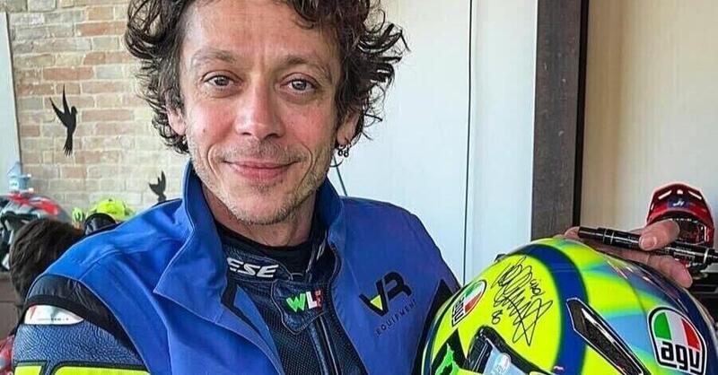 MotoGP 2024. Un casco di Valentino Rossi all&#039;asta per aiutare Valencia (intanto il circuito sta per riaprire)