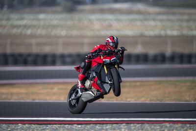 Ducati Streetfighter V4 e V4S 2025. 214 cv per 189 kg: adesso ancora pi&ugrave; tecnologica e performante. Prezzo e dotazione [VIDEO E GALLERY]