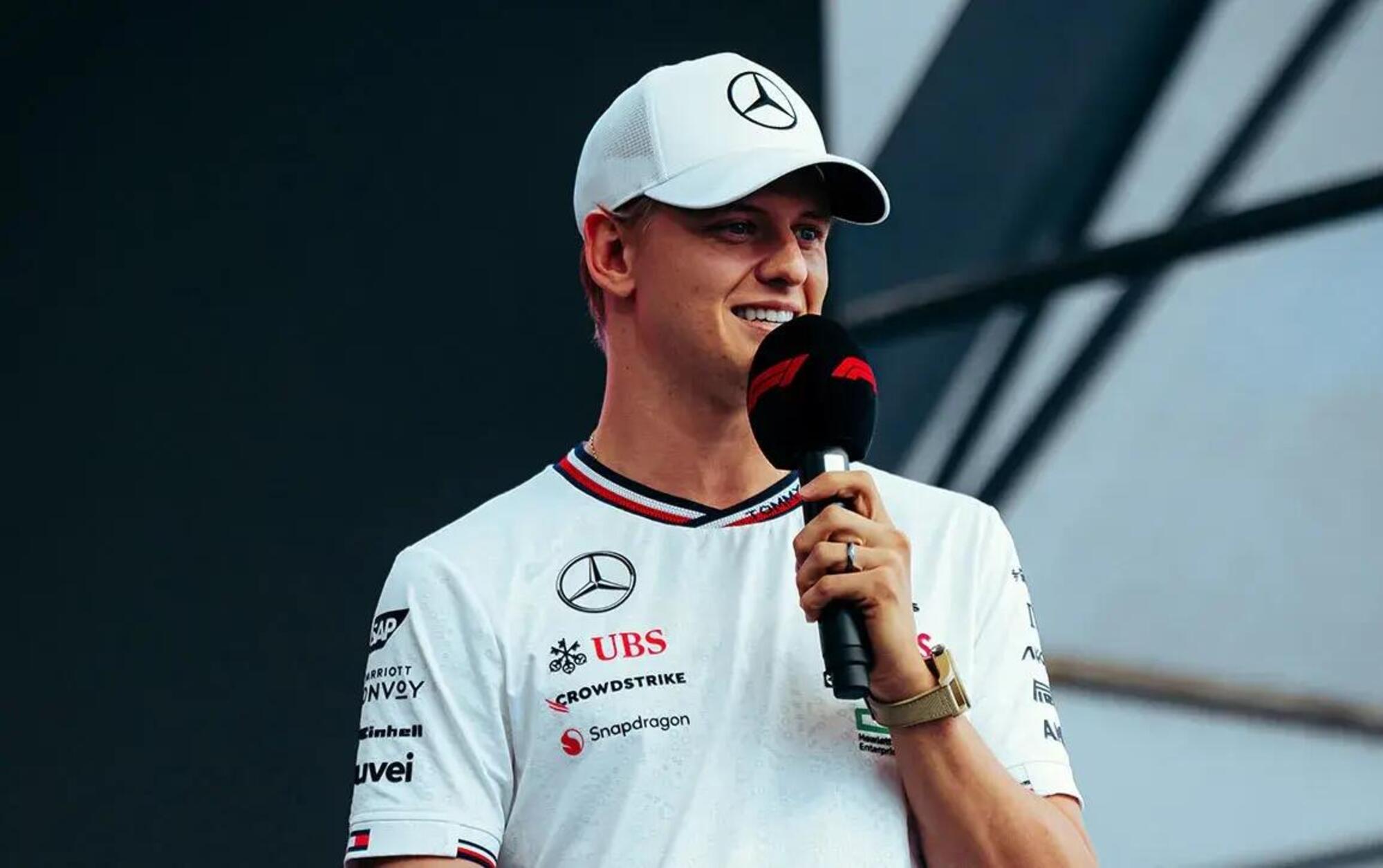 Mick Schumacher saluta la Mercedes