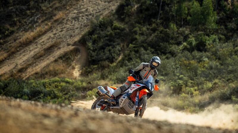 KTM 890 ADVENTURE R 2025: novit&agrave; per la regina dell&#039;offroad