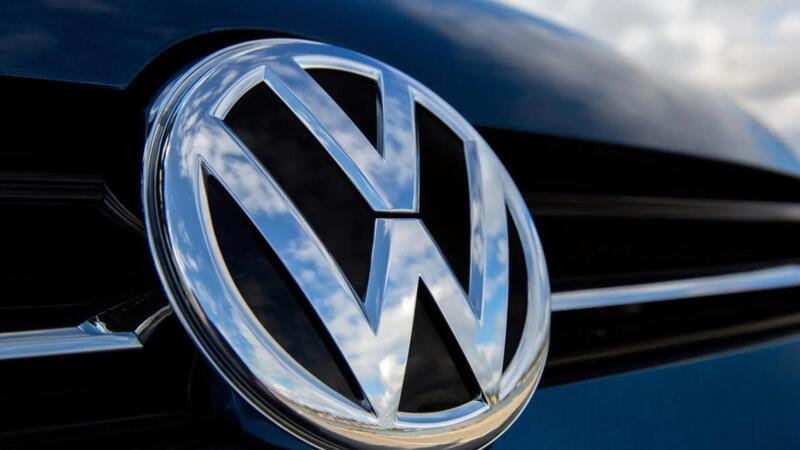 Volkswagen: in vendita lo stabilimento nello Xinjiang e nuove tensioni interne in Germania