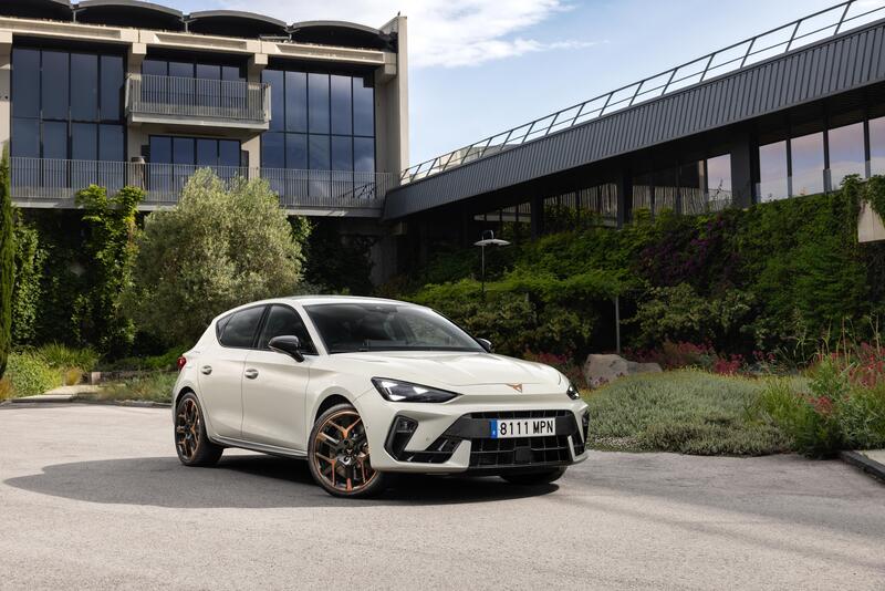 Cupra Leon 2025: motorizzazioni, allestimenti, optional e prezzi. Guida all&rsquo;acquisto